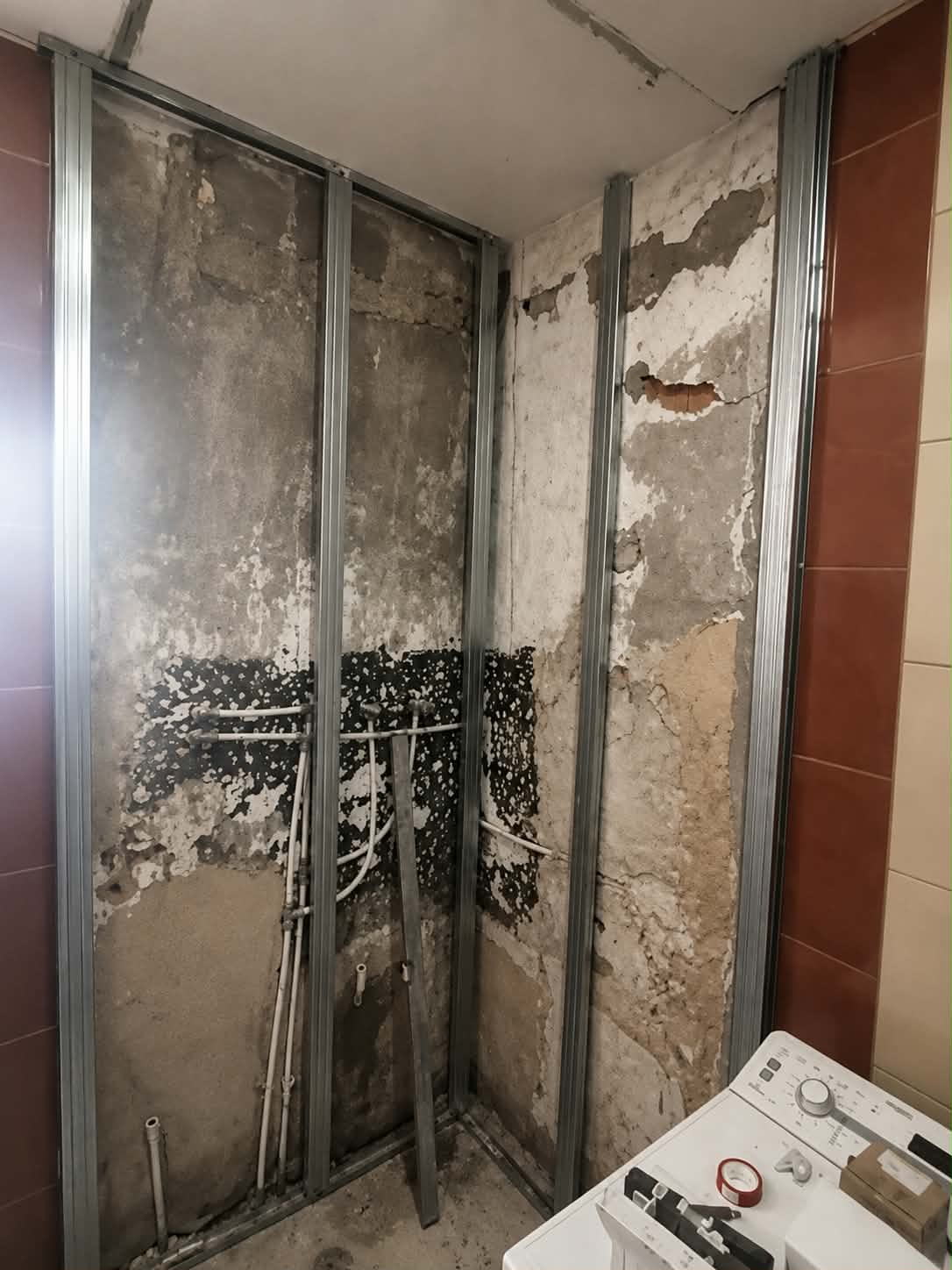 Priestor sprchového kúta počas rekonštrukcie